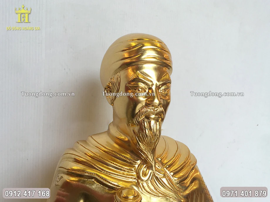 Ánh mắt Ngài nhìn thẳng vô cùng nghiêm nghị